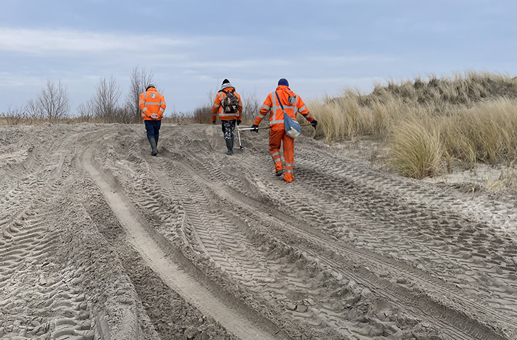 Vrijwilligers van AWN Flevoland zoeken op de Marker Wadden