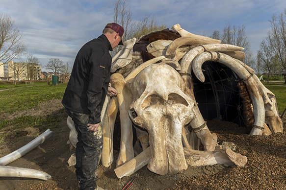 Replica van een hut uit de steentijd
