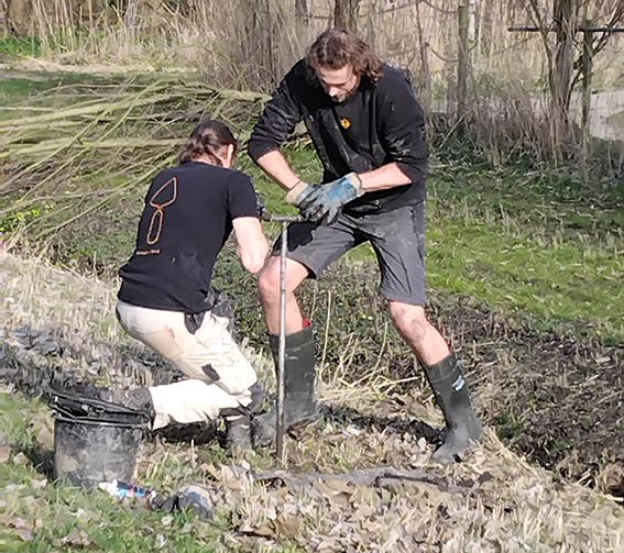 Medewerkers ADC Archeoprojecten tijdens het booronderzoek