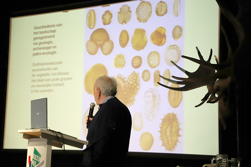 Spreker Bas van Geel tijdens Publiek lezingendag over prehistorische herten