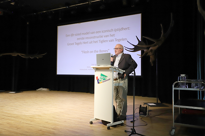Spreker Dick Mol tijdens Publiek lezingendag over prehistorische herten